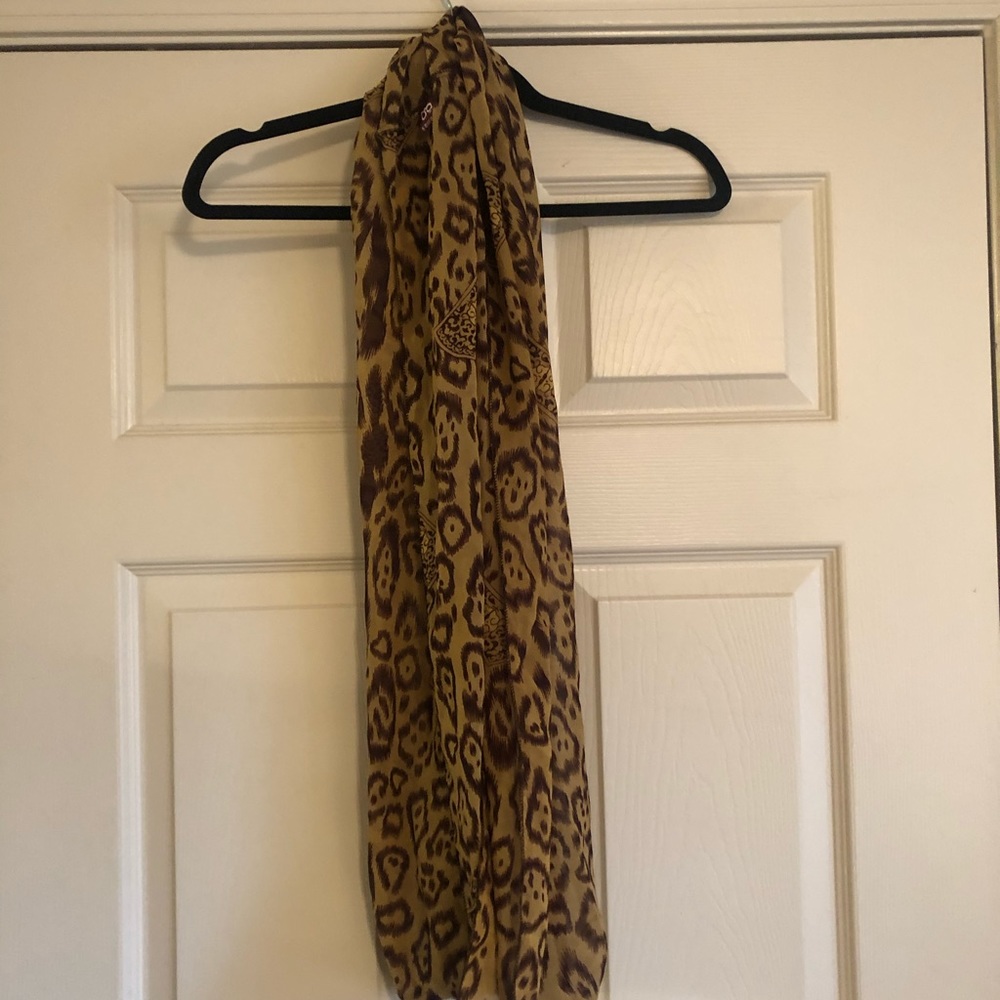 Animal print brown scarf in excellent condition